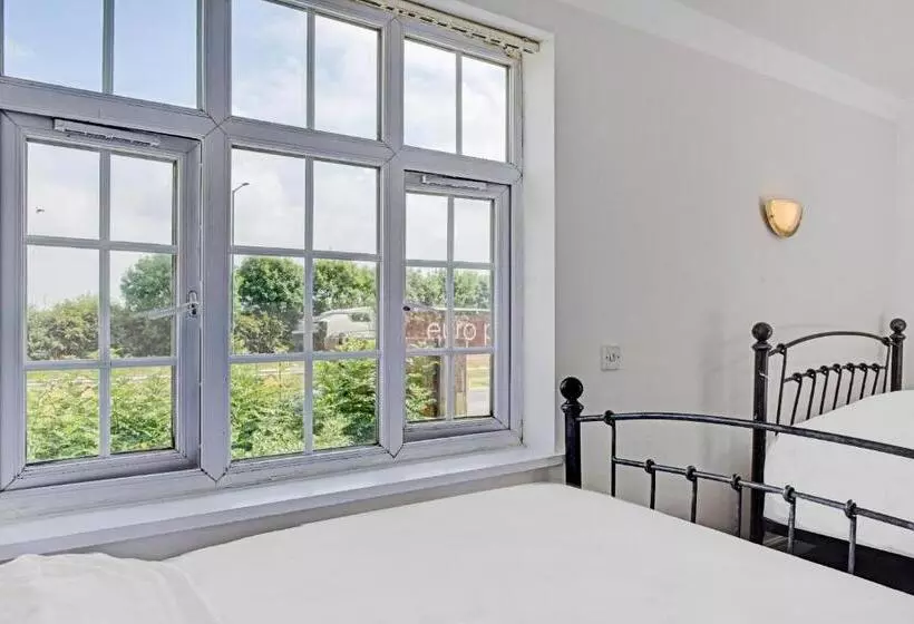 تختخواب و صبحانه The Gables Hotel, Birmingham Airport