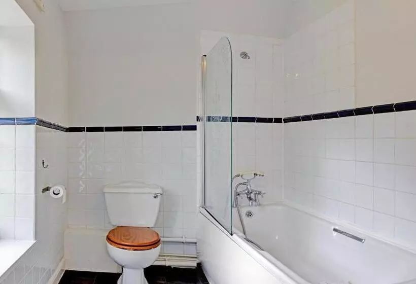تختخواب و صبحانه The Gables Hotel, Birmingham Airport