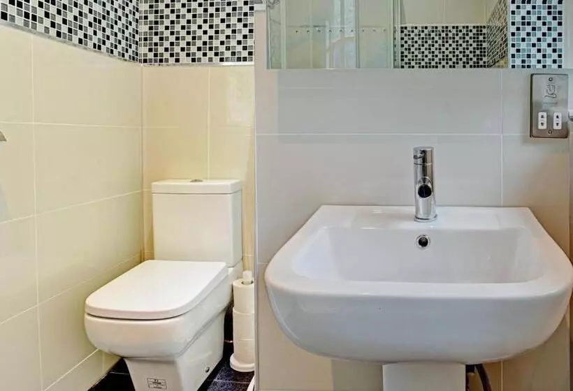 تختخواب و صبحانه The Gables Hotel, Birmingham Airport