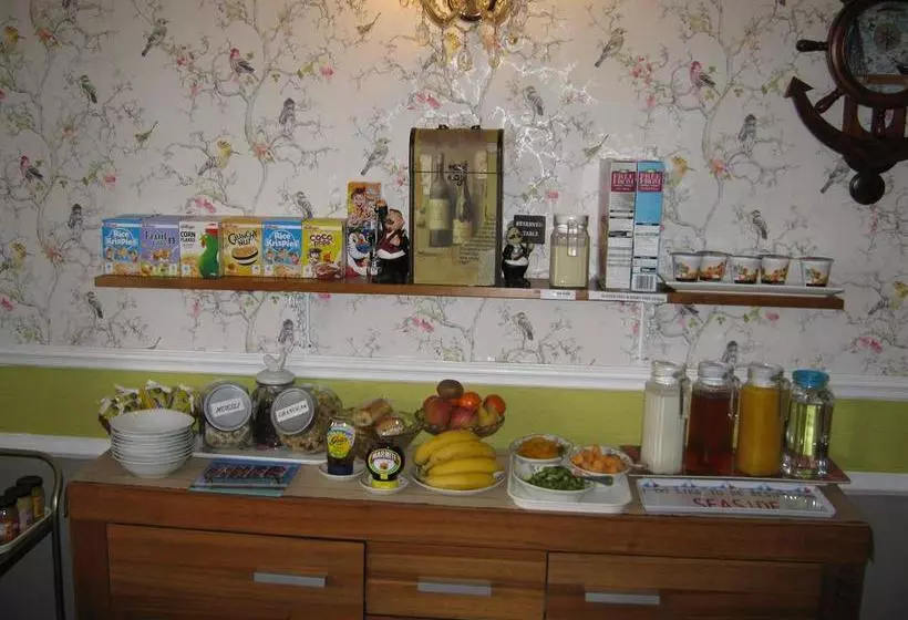 تختخواب و صبحانه The Marlborough Guest House