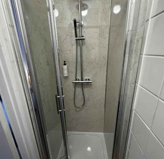 민박 Watermead House