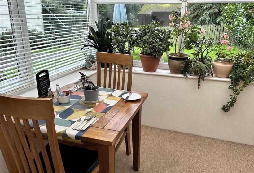 민박 Watermead House