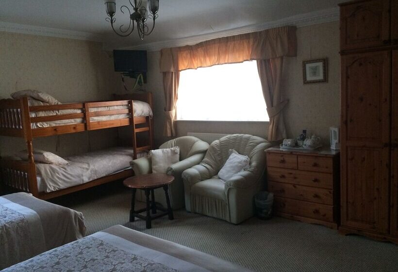 Half Moon Hotel And Restaurant