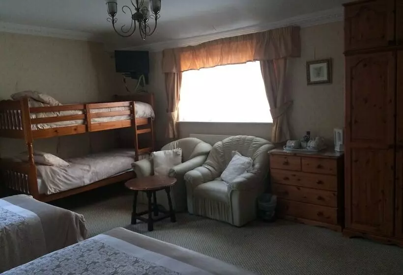 Half Moon Hotel And Restaurant