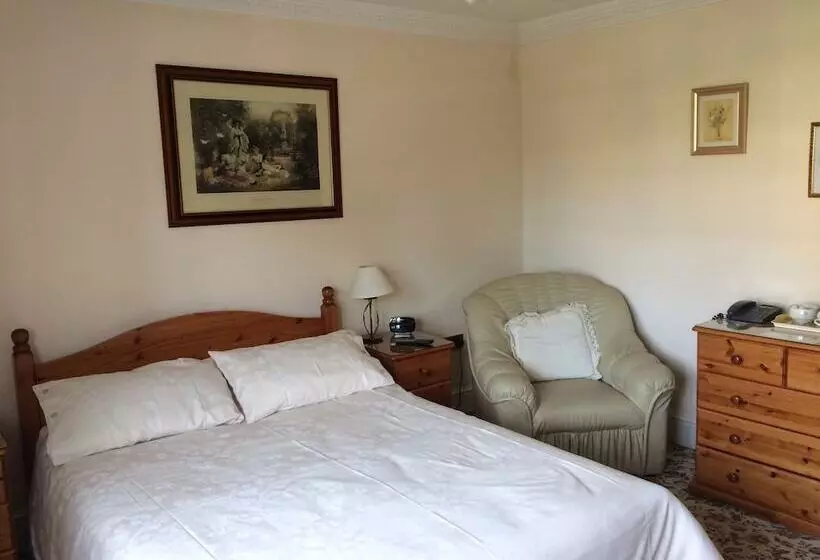 Half Moon Hotel And Restaurant