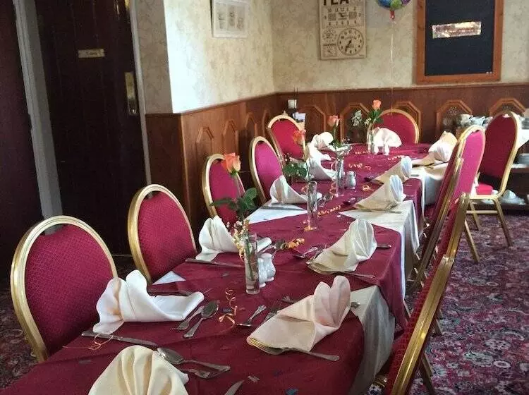 Half Moon Hotel And Restaurant