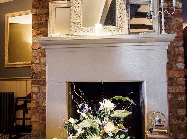 ホテル Crossroads By Chef & Brewer Collection