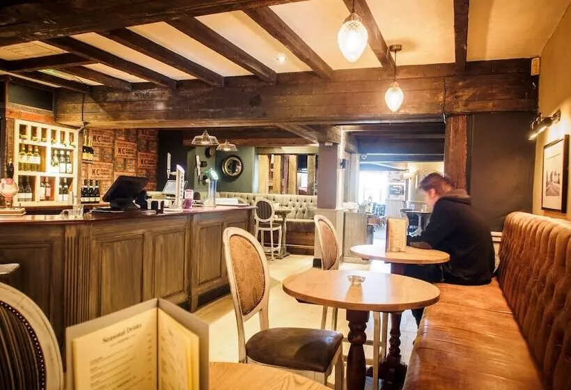 Hotelli Crossroads By Chef & Brewer Collection