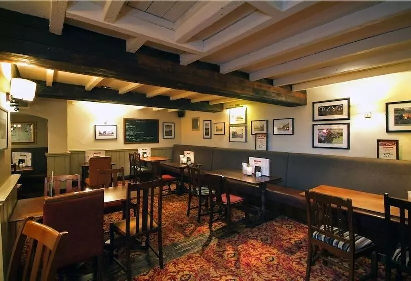 Hotelli Crossroads By Chef & Brewer Collection