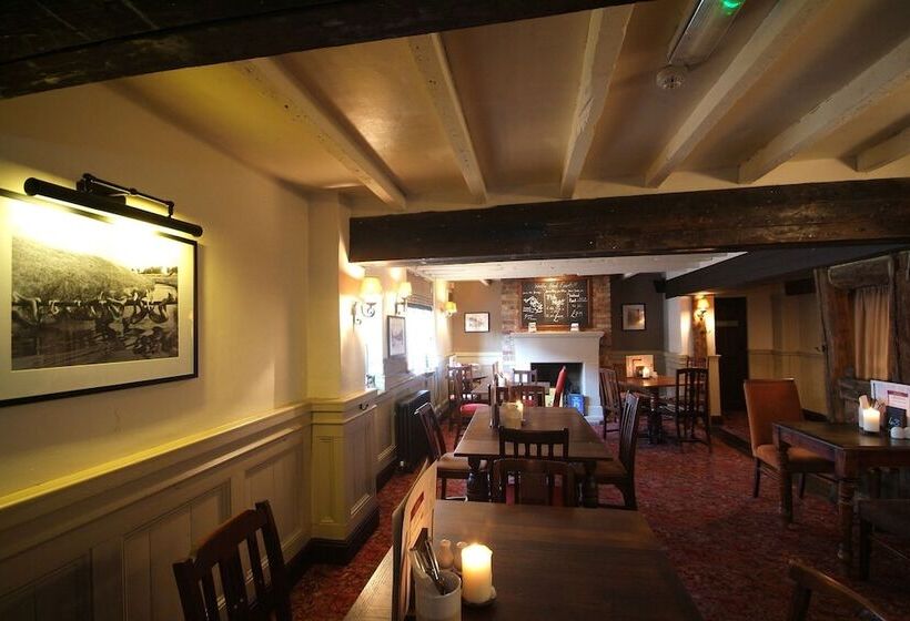 ホテル Crossroads By Chef & Brewer Collection