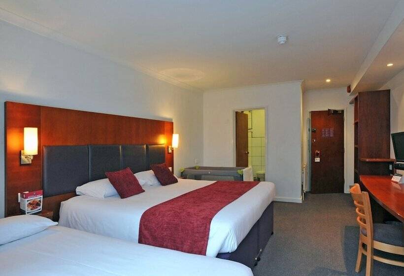 ホテル Crossroads By Chef & Brewer Collection