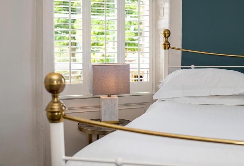 בית מלון כפרי The Lodge