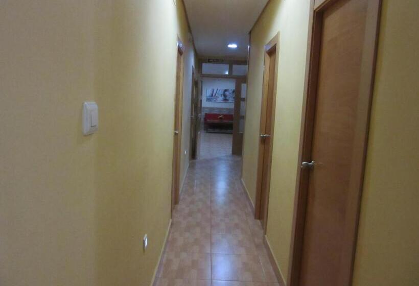 هاستل Hostal Abastos