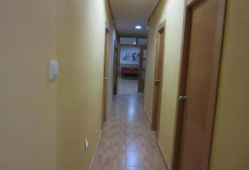 هاستل Hostal Abastos