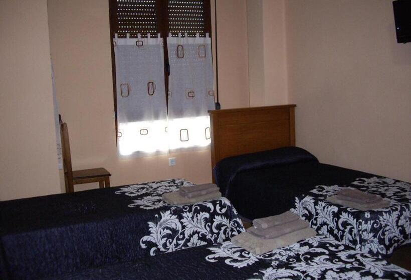 هاستل Hostal Abastos