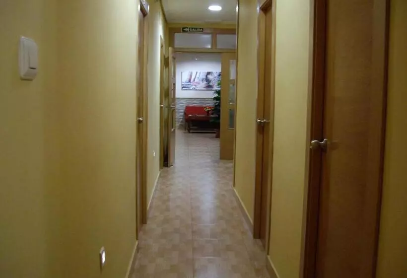هاستل Hostal Abastos