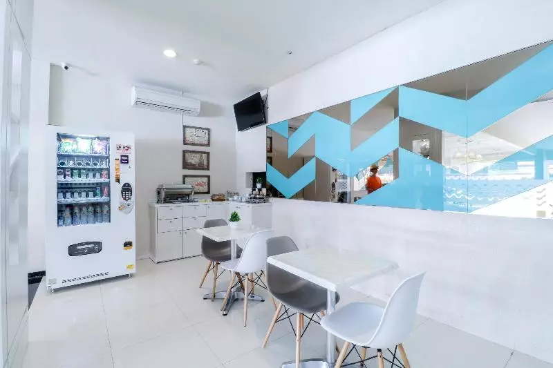 ホテル Makassar Beach Inn