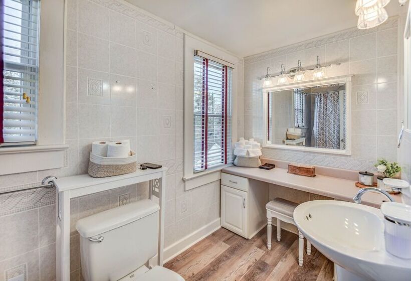 Charming Smithfield House: Walk To Downtown!