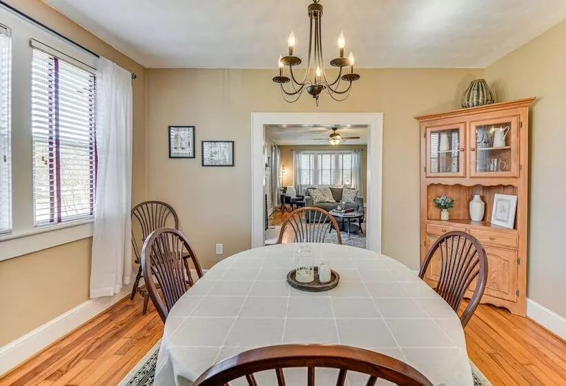 Charming Smithfield House: Walk To Downtown!