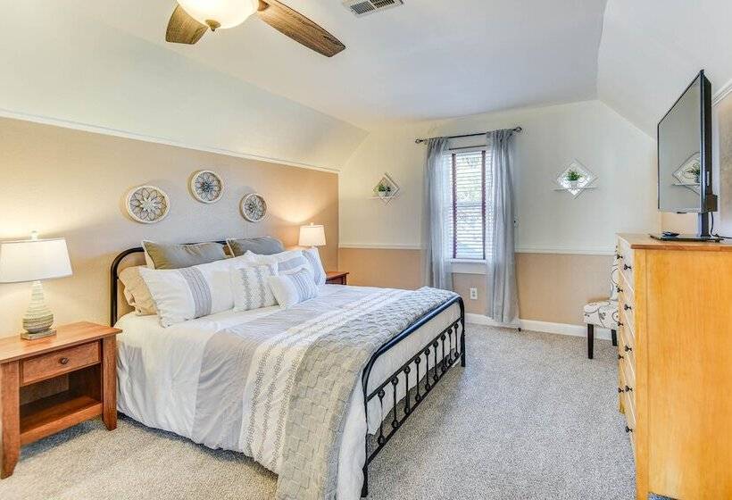 Charming Smithfield House: Walk To Downtown!