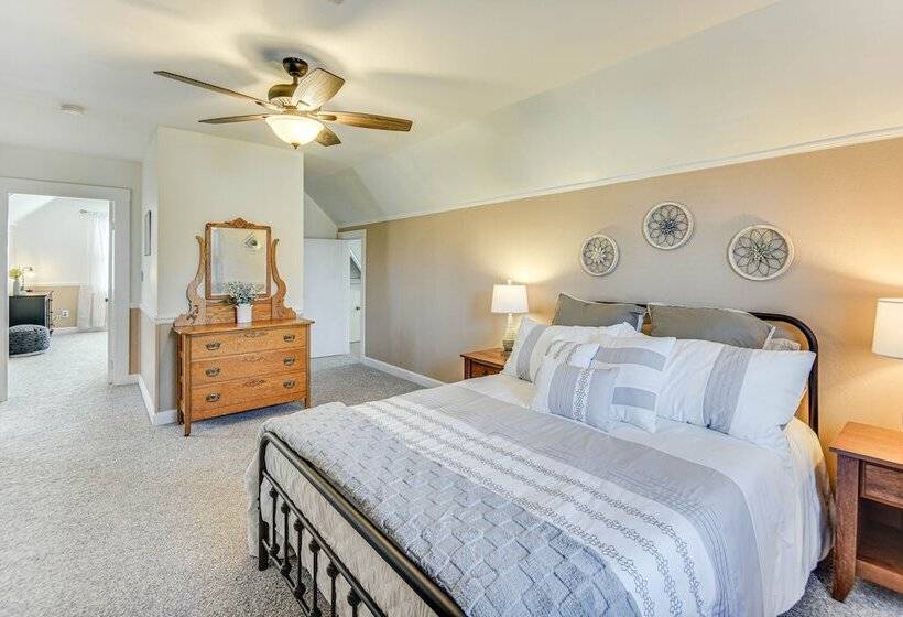 Charming Smithfield House: Walk To Downtown!