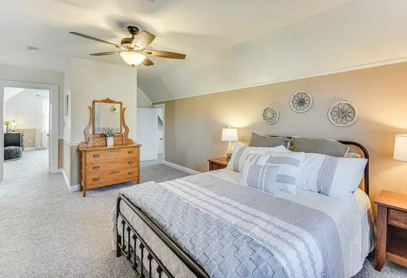 Charming Smithfield House: Walk To Downtown!