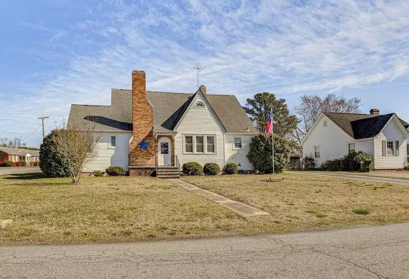 Charming Smithfield House: Walk To Downtown!