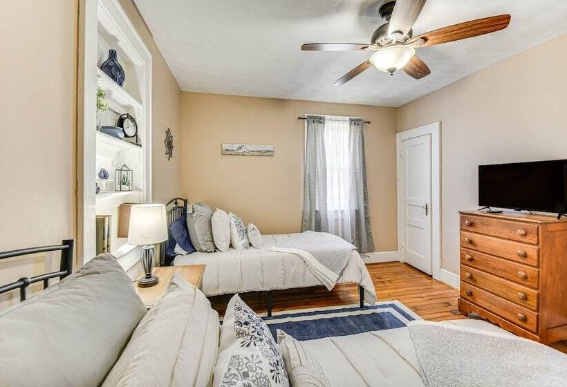 Charming Smithfield House: Walk To Downtown!
