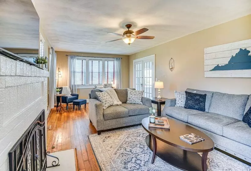 Charming Smithfield House: Walk To Downtown!