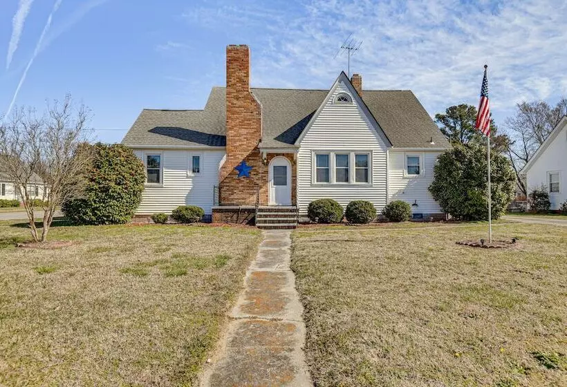 Charming Smithfield House: Walk To Downtown!