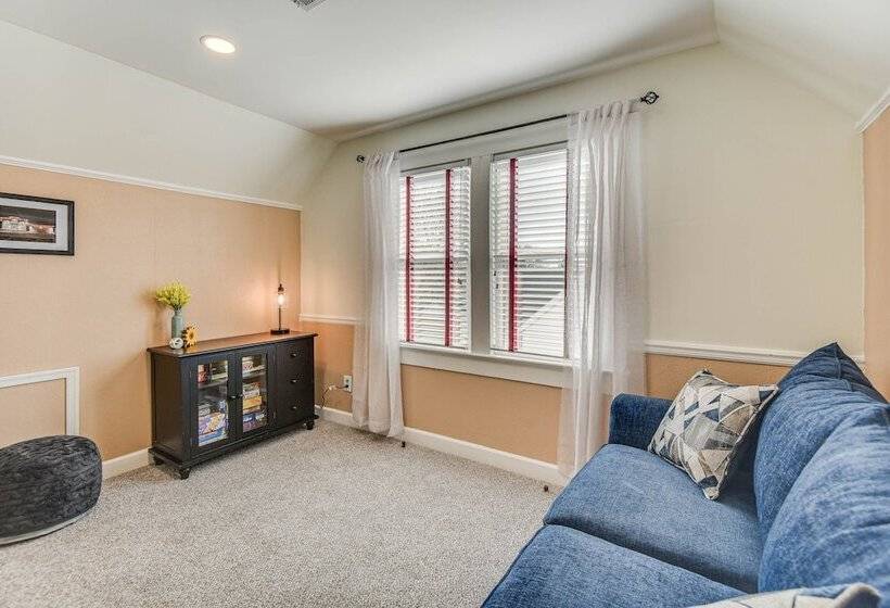 Charming Smithfield House: Walk To Downtown!