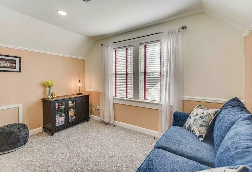 Charming Smithfield House: Walk To Downtown!