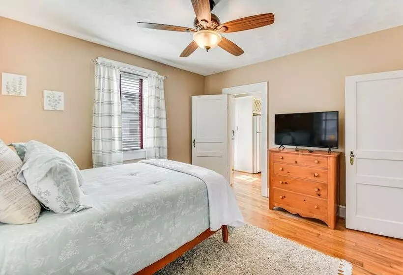 Charming Smithfield House: Walk To Downtown!