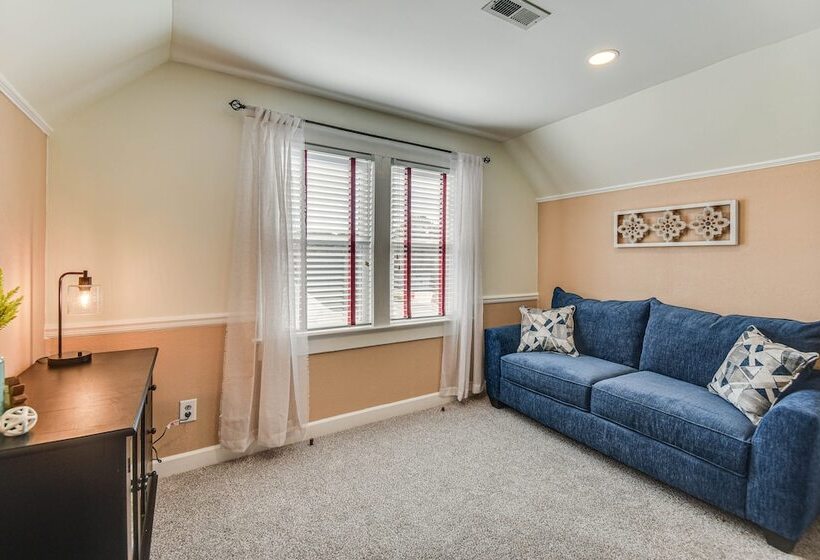 Charming Smithfield House: Walk To Downtown!