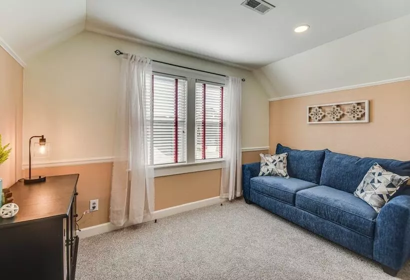 Charming Smithfield House: Walk To Downtown!