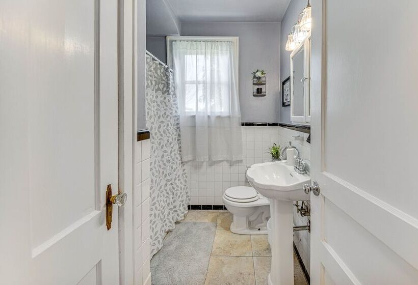 Charming Smithfield House: Walk To Downtown!