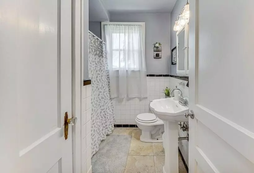 Charming Smithfield House: Walk To Downtown!