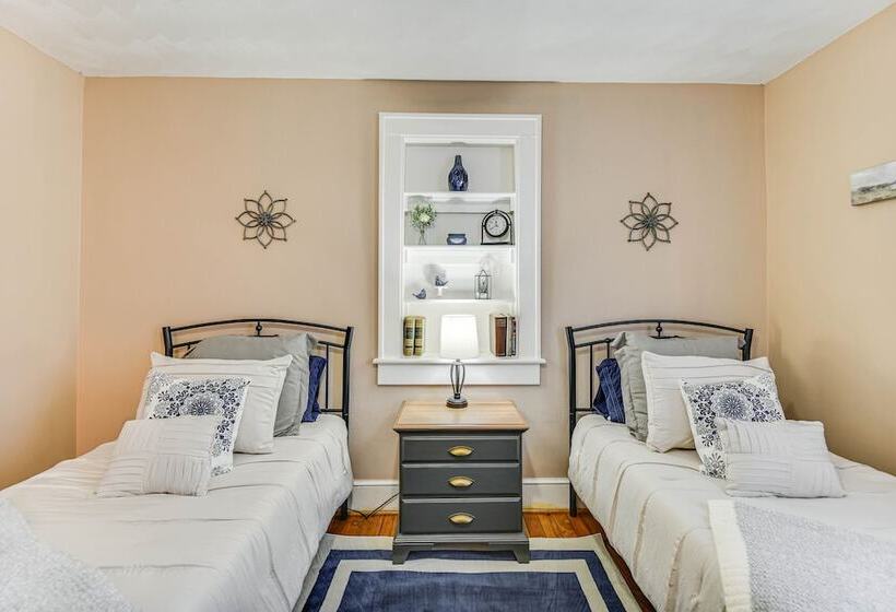 Charming Smithfield House: Walk To Downtown!