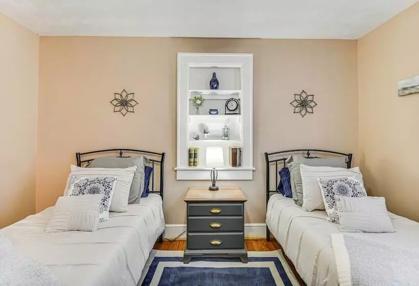 Charming Smithfield House: Walk To Downtown!