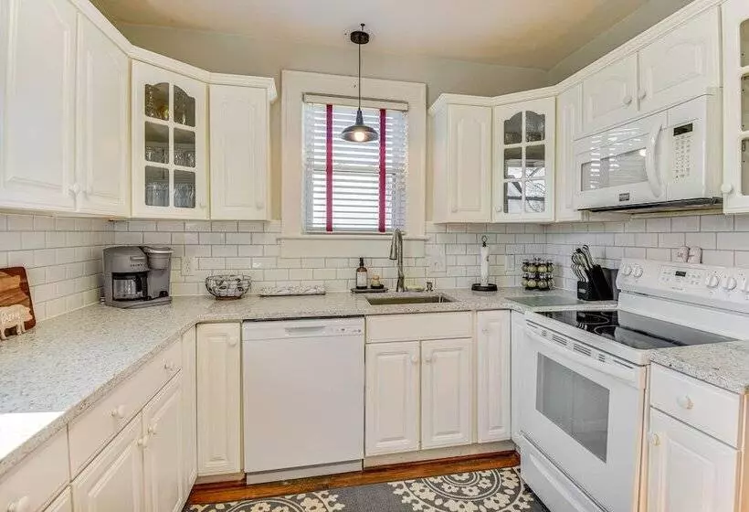 Charming Smithfield House: Walk To Downtown!