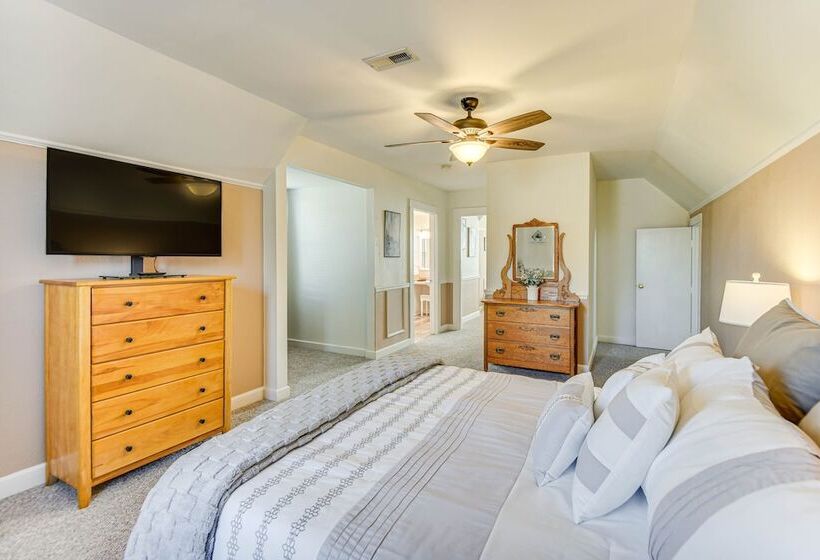 Charming Smithfield House: Walk To Downtown!