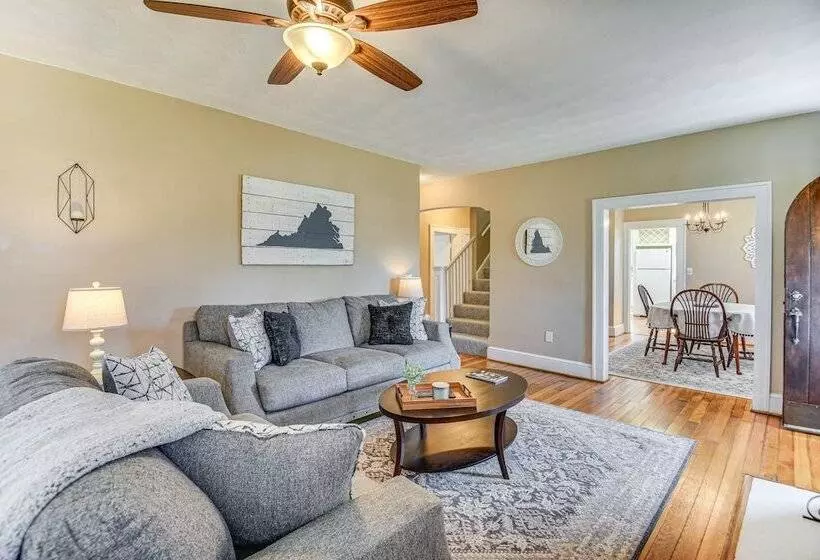 Charming Smithfield House: Walk To Downtown!