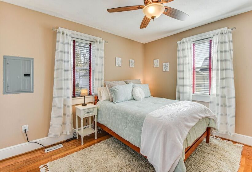 Charming Smithfield House: Walk To Downtown!