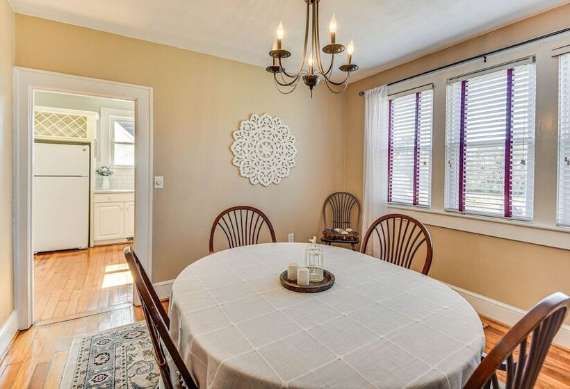 Charming Smithfield House: Walk To Downtown!