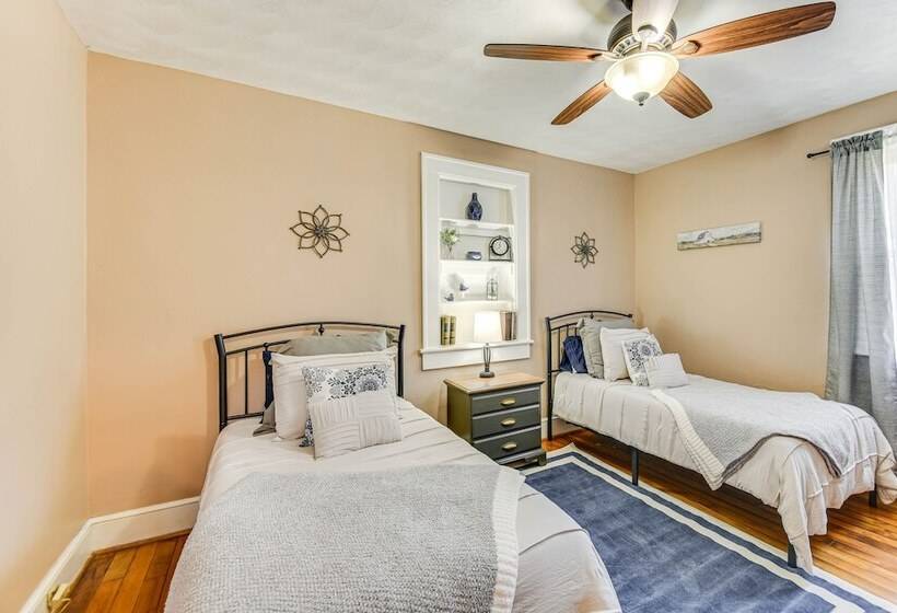 Charming Smithfield House: Walk To Downtown!