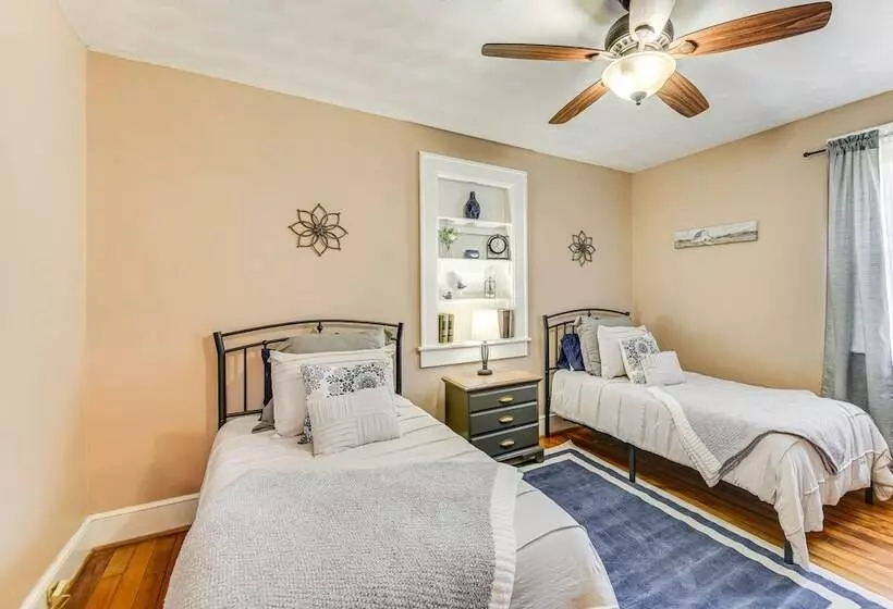 Charming Smithfield House: Walk To Downtown!