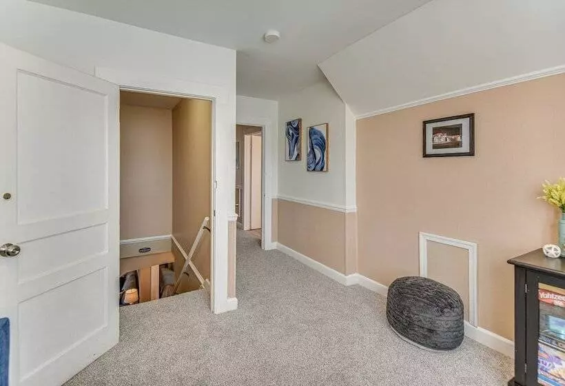 Charming Smithfield House: Walk To Downtown!