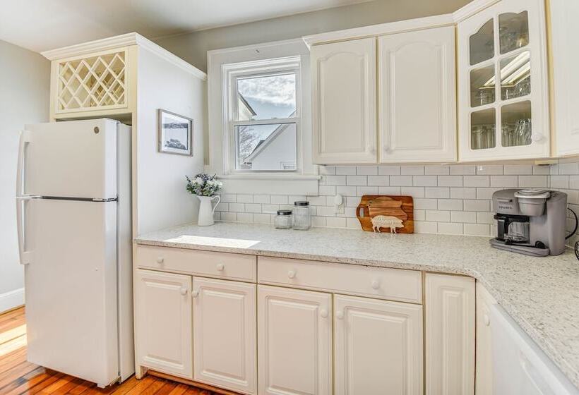Charming Smithfield House: Walk To Downtown!