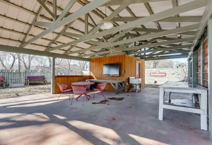 Fayetteville Home W/ Patios Near Town & University