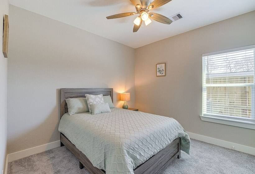 Quiet Houston Home 9 Mi To Downtown Aquarium!